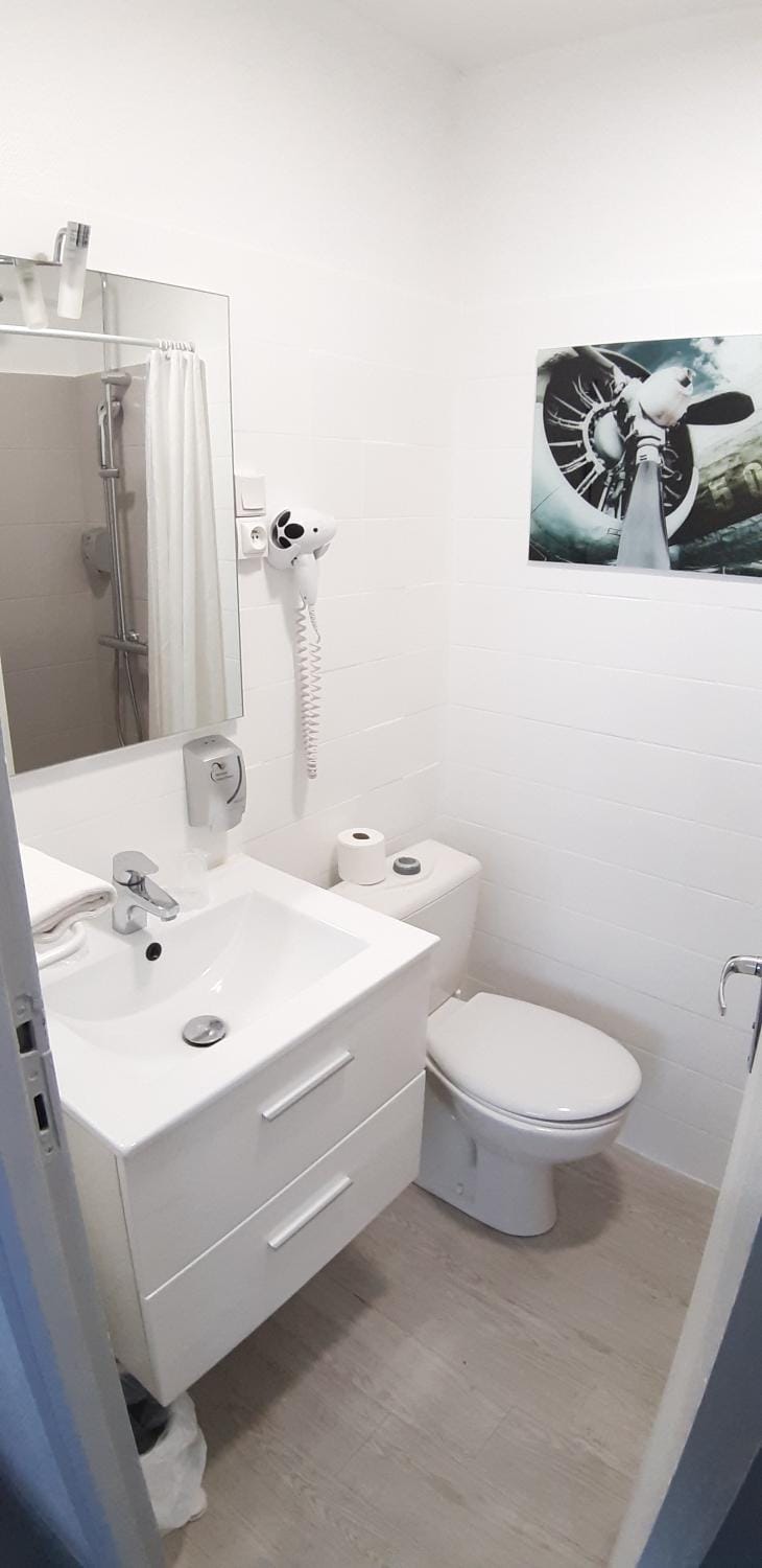 Shower, Toilet