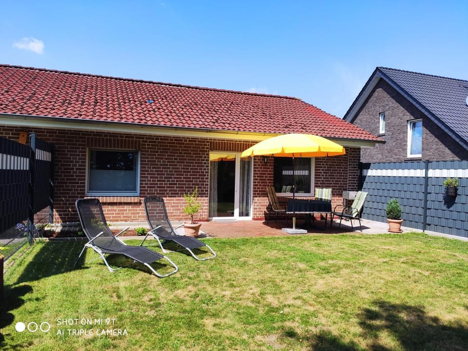 Property building, Day, Garden, Garden view, sunbed