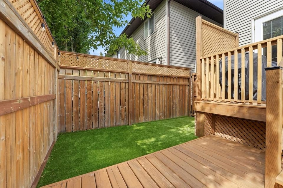 Lakeshore Central steps to the main beach sleeps 8 House in Sylvan Lake