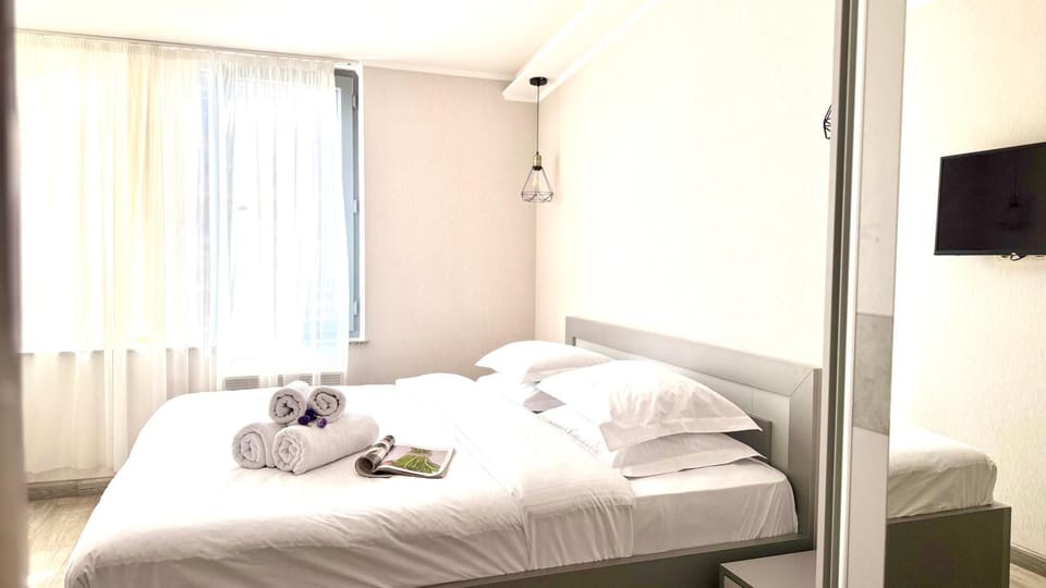 Bed, TV and multimedia, Photo of the whole room, Bedroom, towels