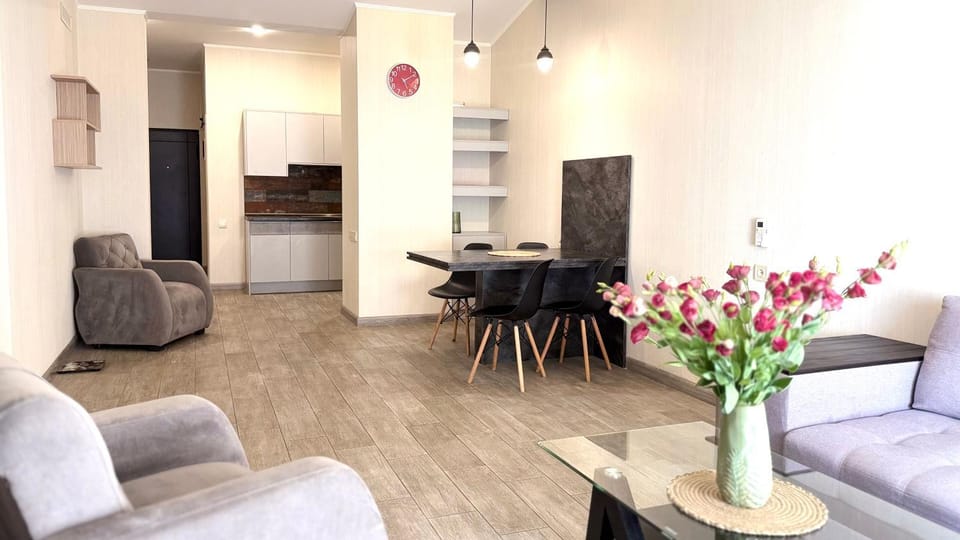 Kitchen or kitchenette, Living room, Seating area, Dining area
