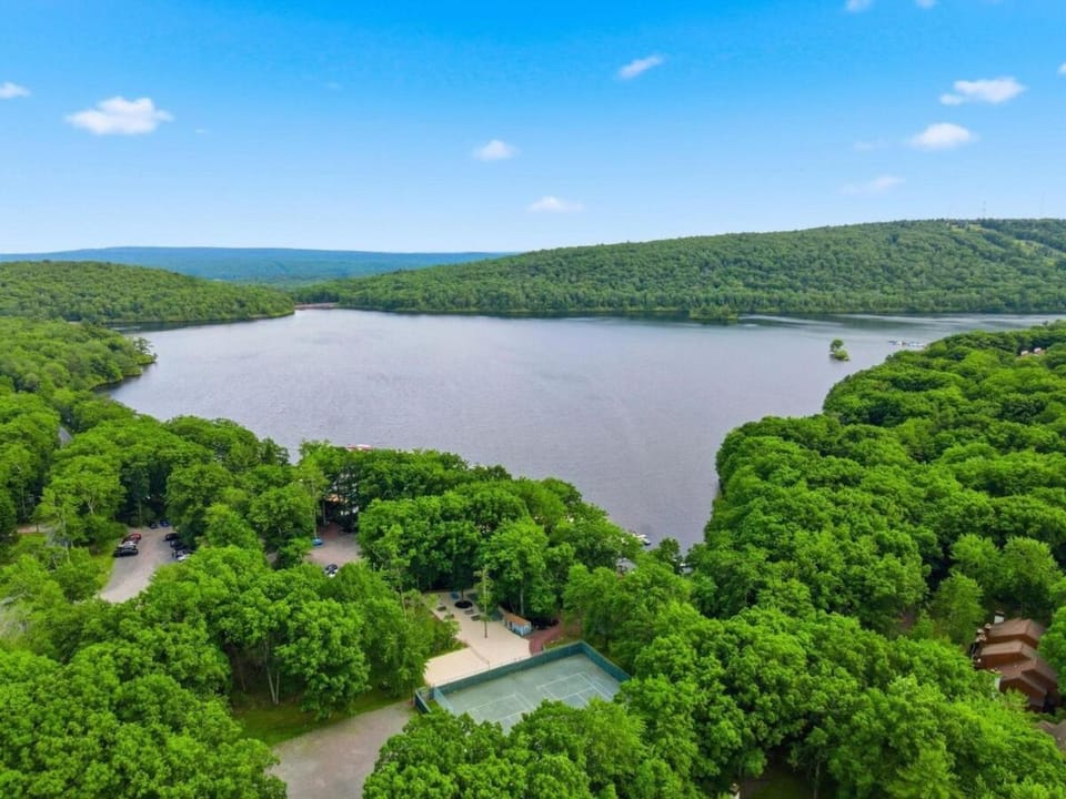 Luxury Lake Harmony Retreat I Hot Tub I Game Room House in Hickory Run State Park