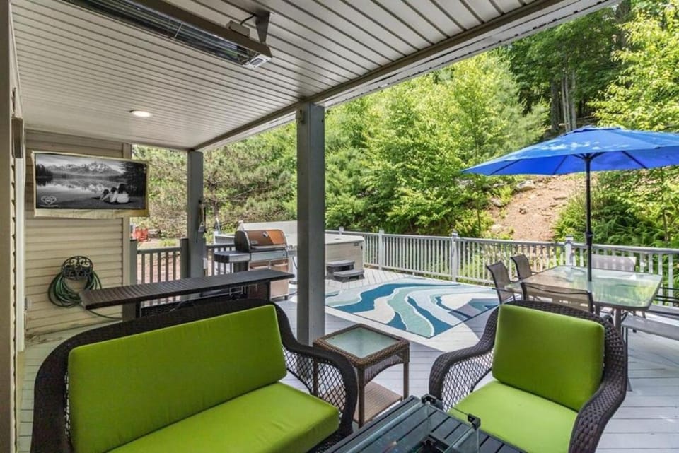 Luxury Lake Harmony Retreat I Hot Tub I Game Room House in Hickory Run State Park