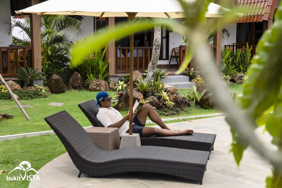 Property building, Day, People, Garden, Garden view, sunbed