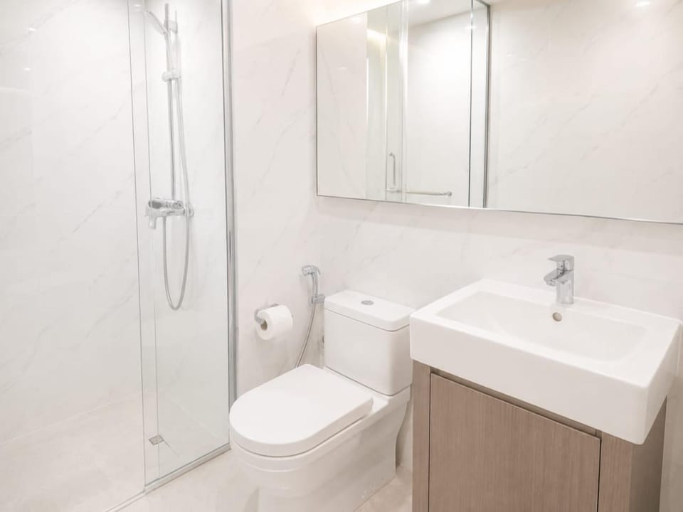 Shower, Toilet, Bathroom, bidet, towels