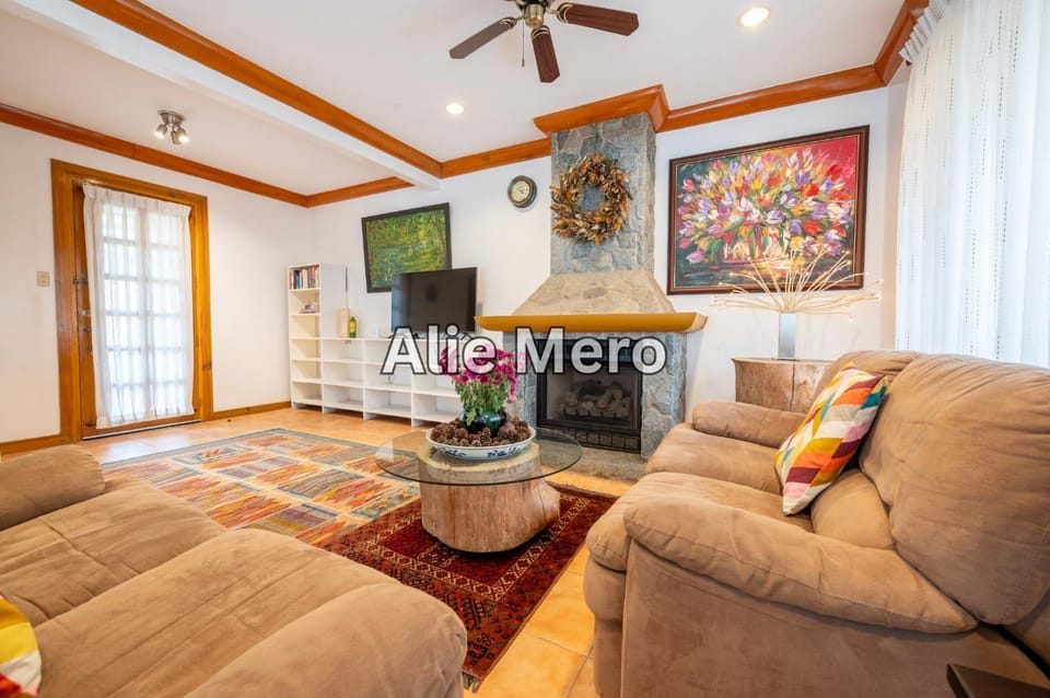 TV and multimedia, Living room, Seating area, fireplace
