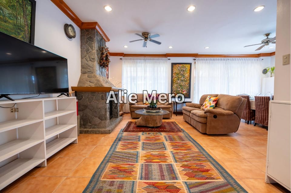 TV and multimedia, Living room, Seating area, fireplace