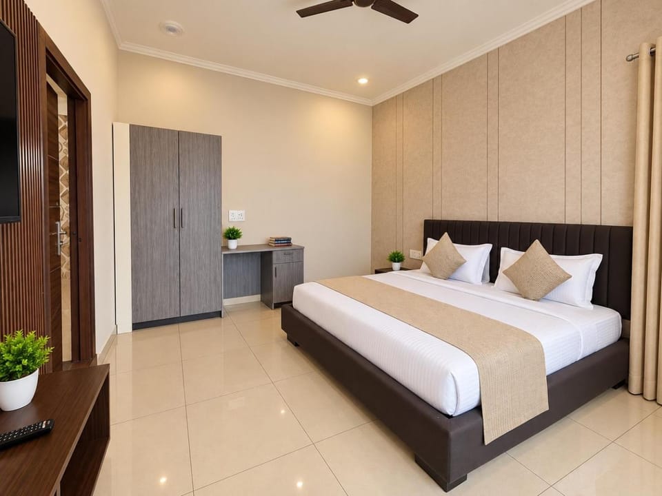 Bed, TV and multimedia, air conditioner