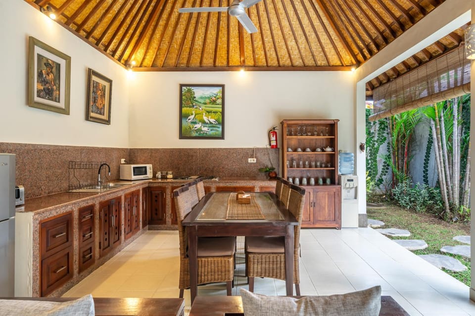 Kitchen or kitchenette, Seating area, Dining area