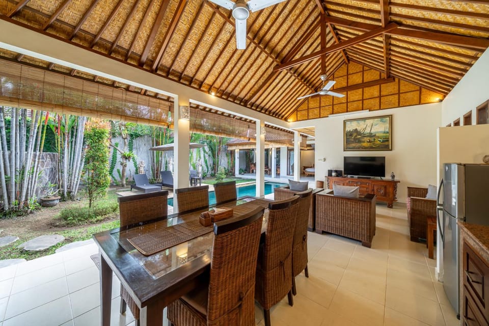 Communal lounge/ TV room, TV and multimedia, Living room, Pool view