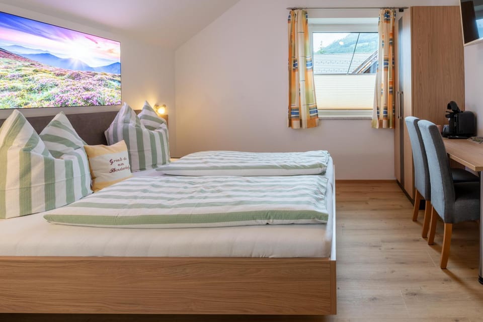TV and multimedia, Photo of the whole room, Bedroom
