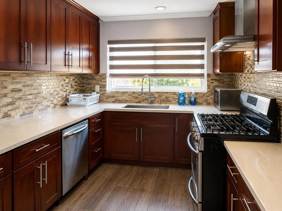 Kitchen or kitchenette, dishwasher