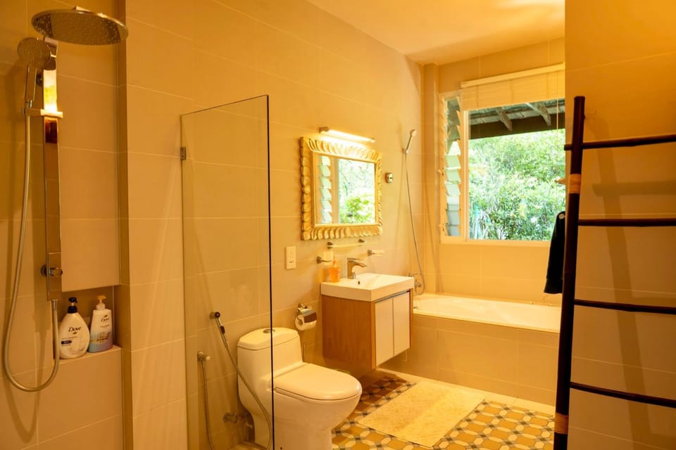 Shower, Toilet, Bathroom, Bath, towels