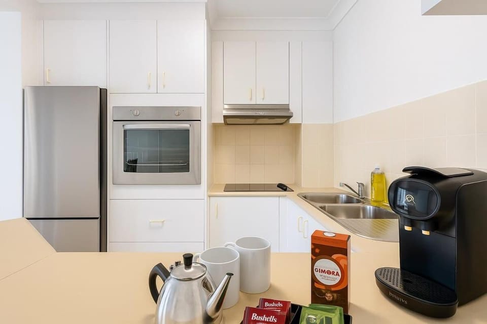 Coffee/tea facilities, Kitchen or kitchenette, oven, stove, toaster