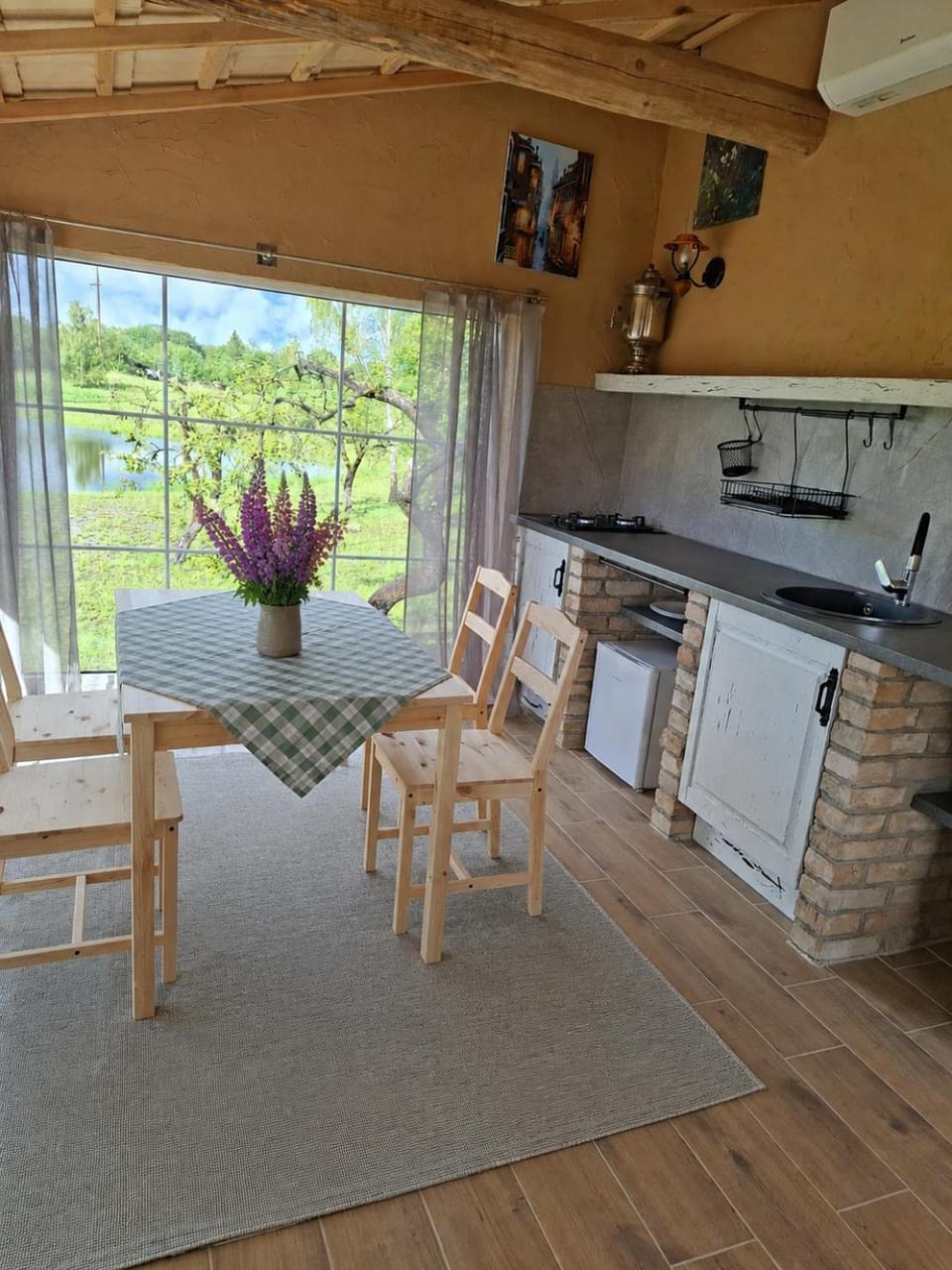 Kitchen or kitchenette, Dining area
