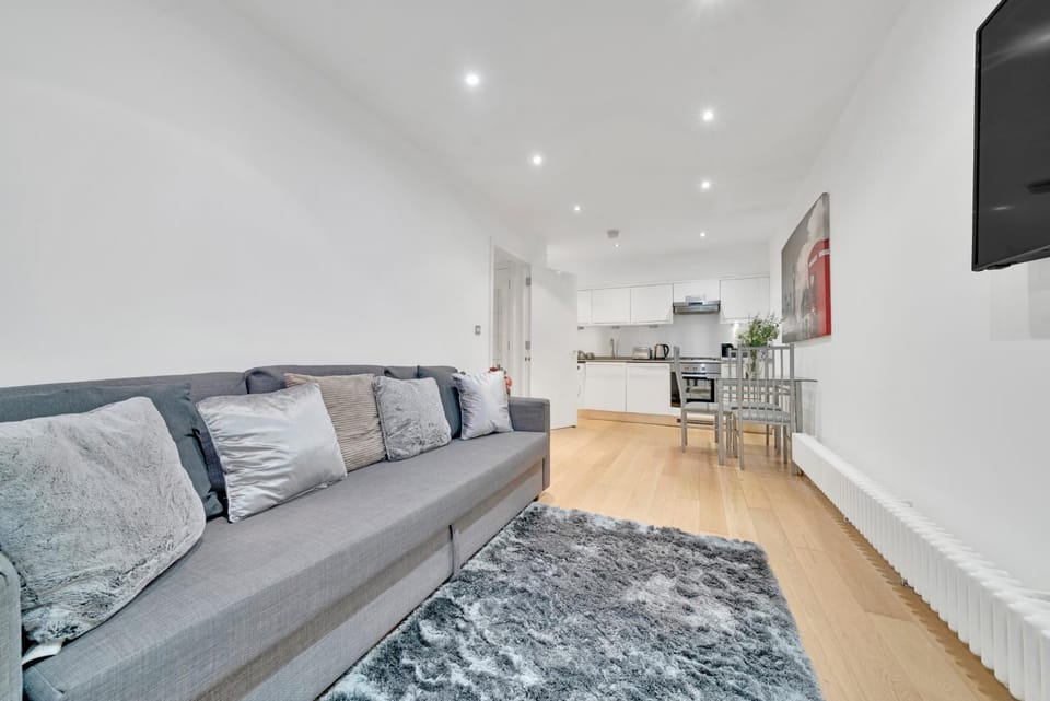 TV and multimedia, Kitchen or kitchenette, Living room, Seating area, Dining area