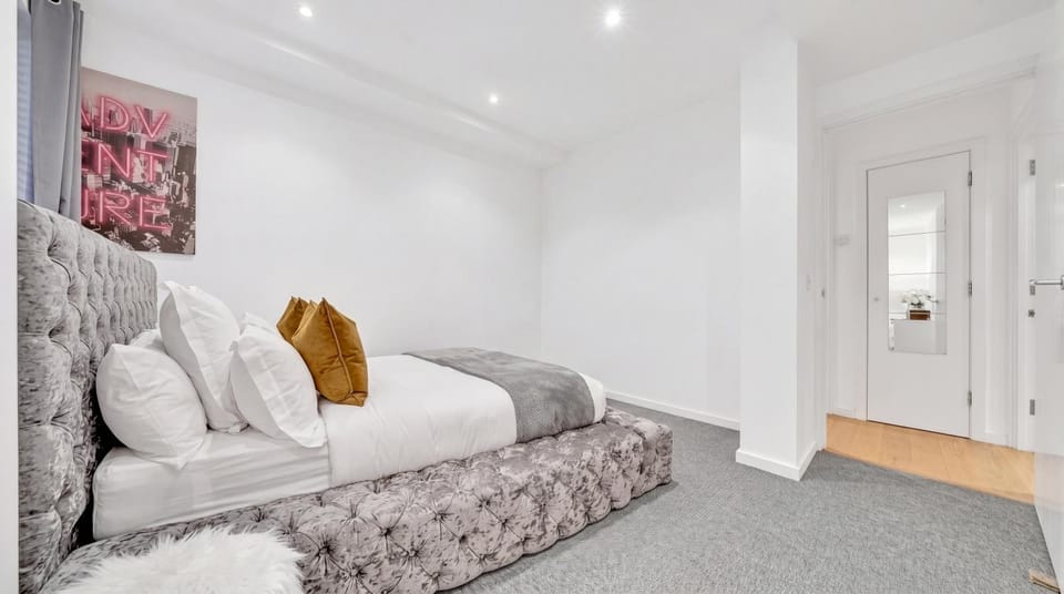 Bed, Living room, Photo of the whole room, Seating area, Bedroom, wardrobe