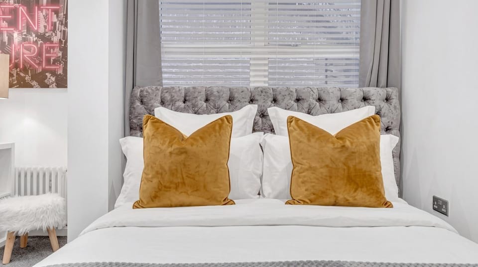 Bed, Living room, Photo of the whole room, Seating area, Bedroom