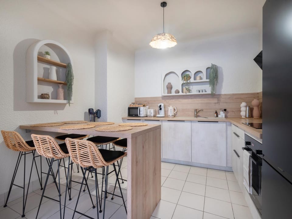 Coffee/tea facilities, Decorative detail, Dining area, Meals, dishwasher, microwave, oven, stove, toaster, kitchen
