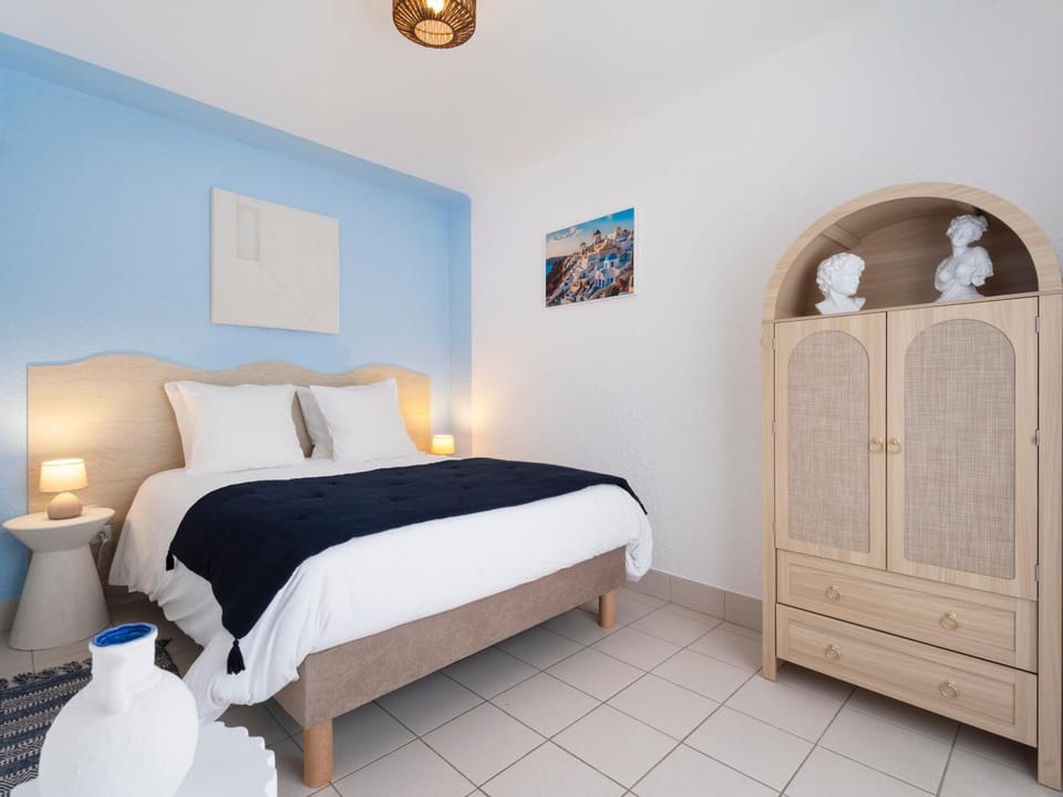 Bed, Night, Decorative detail, wardrobe