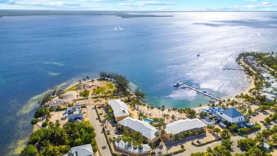 Kaibo Yacht Club 2 Bdr Beachfront Condo Hot Tub and Pool Apartment in Rum Point, Cayman Islands