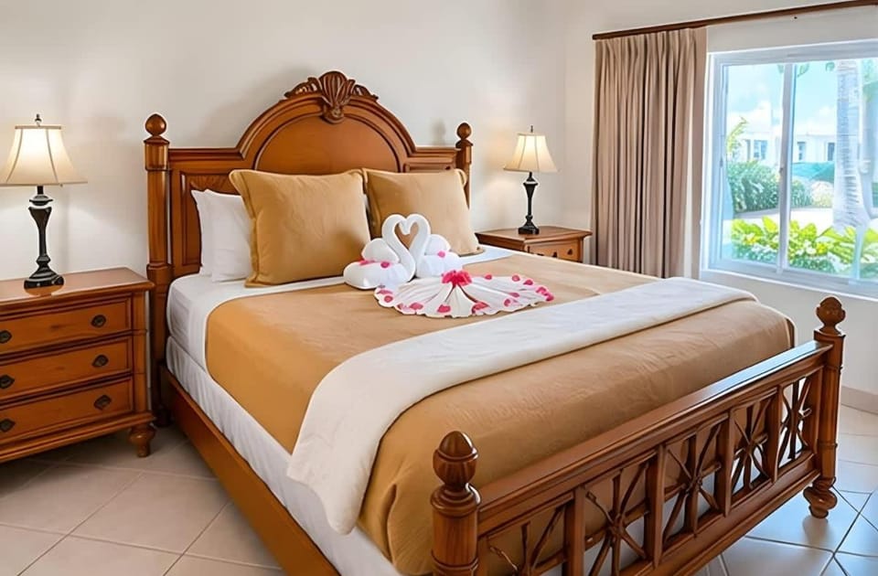 Kaibo Yacht Club 2 Bdr Beachfront Condo Hot Tub and Pool Apartment in Rum Point, Cayman Islands