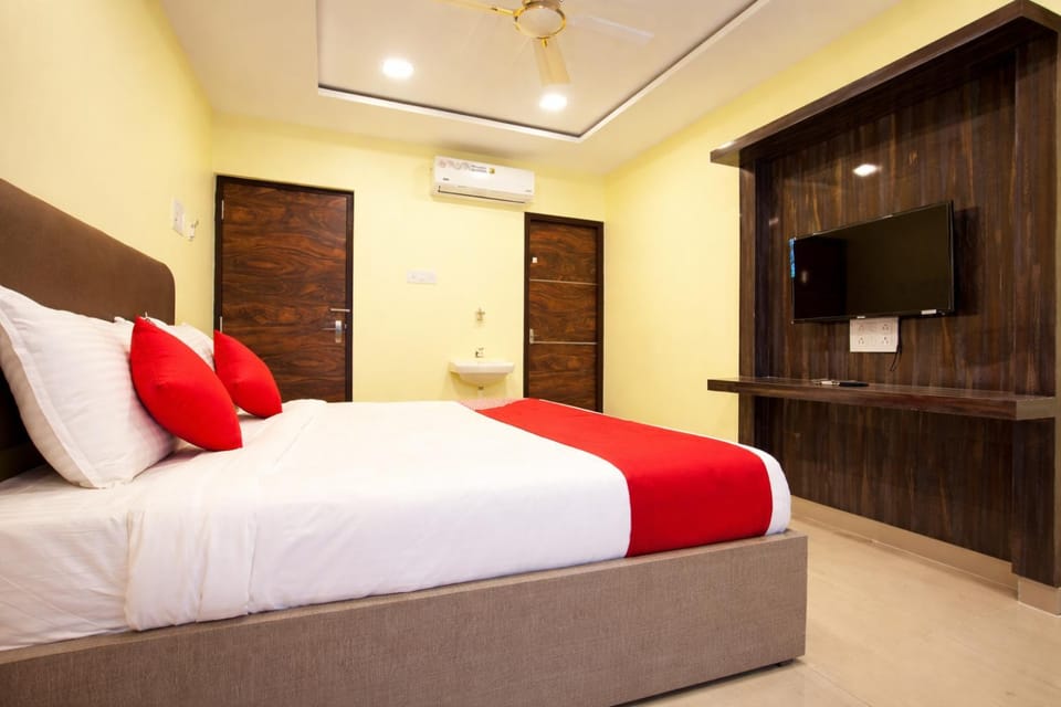 Bed, TV and multimedia, Bedroom