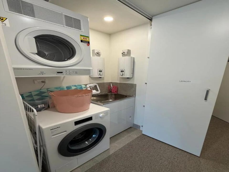 Modern Gungahlin 3BR with 3 Ensuites and Mountain Views Apartment in Canberra