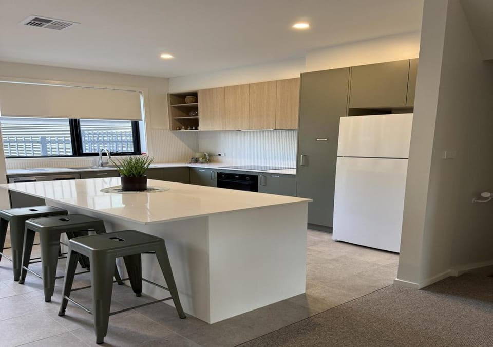 Modern Gungahlin 3BR with 3 Ensuites and Mountain Views Apartment in Canberra