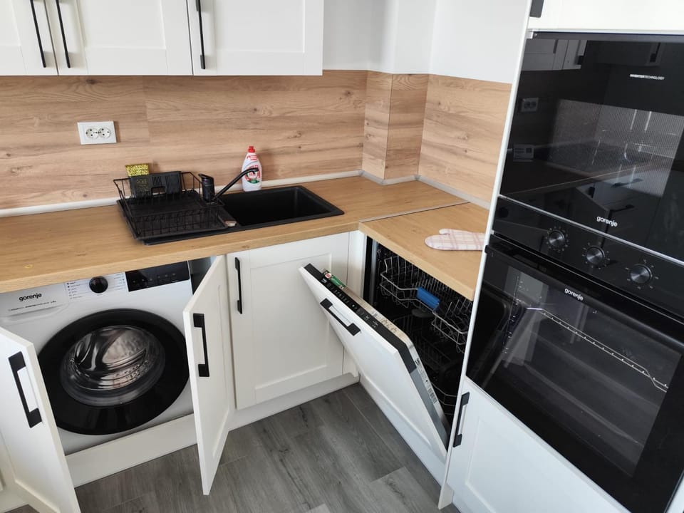 Kitchen or kitchenette, dishwasher, oven, washing machine