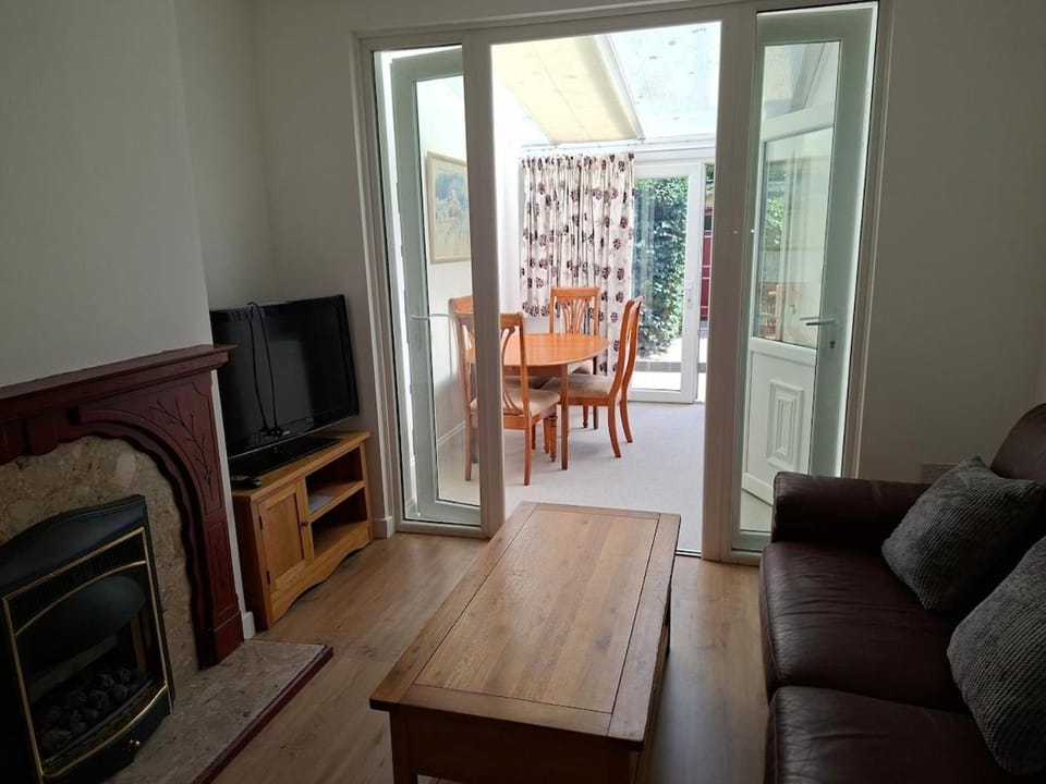 Charming 4 bedrooms 2 bathrooms house near Romford Station Apartment in Romford