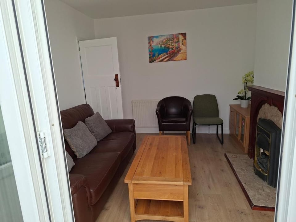 Charming 4 bedrooms 2 bathrooms house near Romford Station Apartment in Romford
