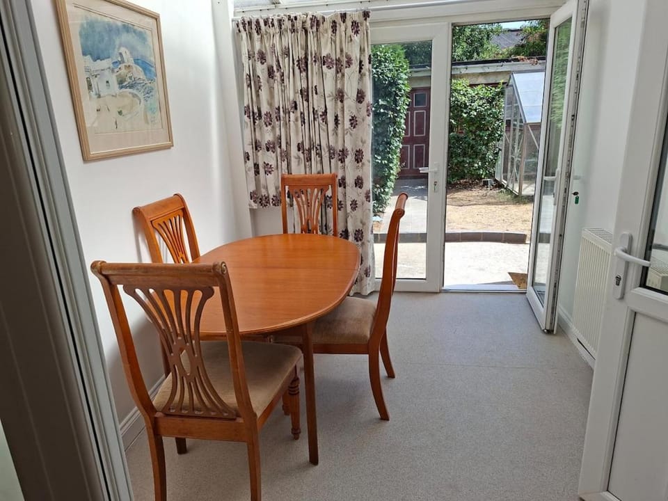 Charming 4 bedrooms 2 bathrooms house near Romford Station Apartment in Romford