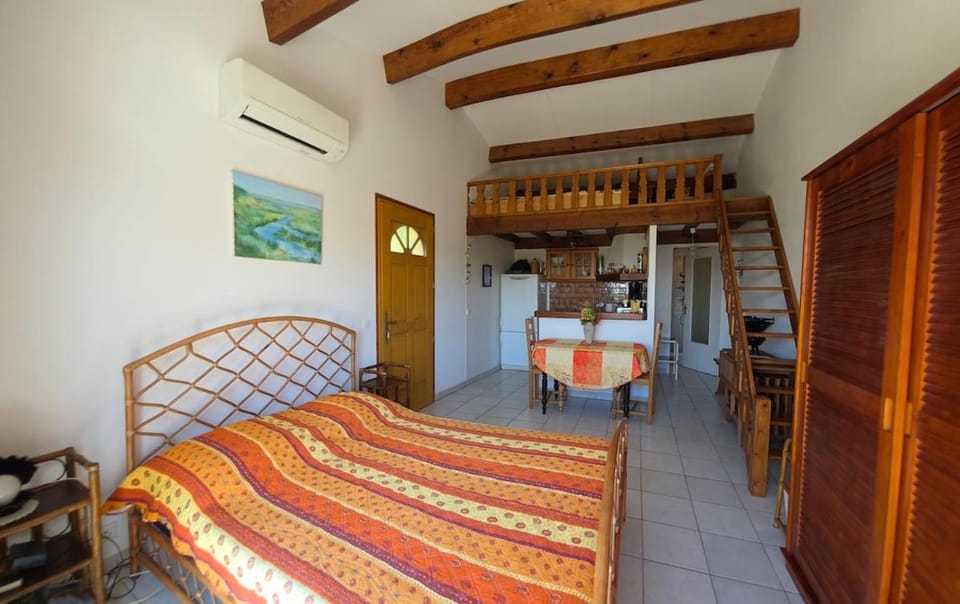 Bed, Photo of the whole room, Dining area