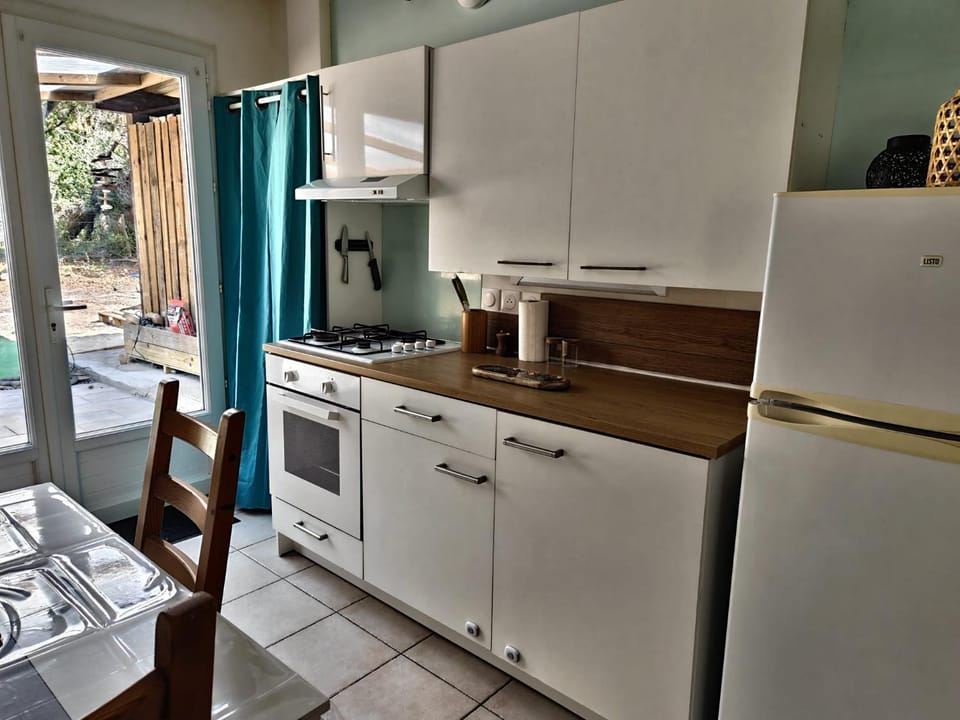 Kitchen or kitchenette, Dining area, oven, pet friendly, stove