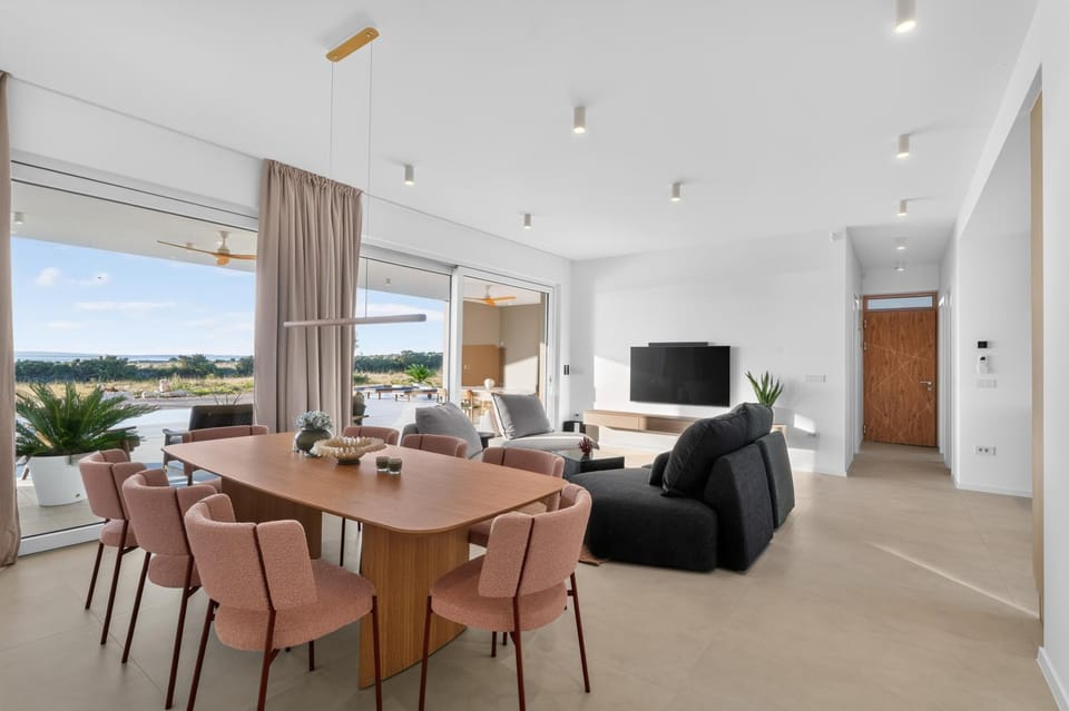 Communal lounge/ TV room, TV and multimedia, Living room, Seating area, Dining area