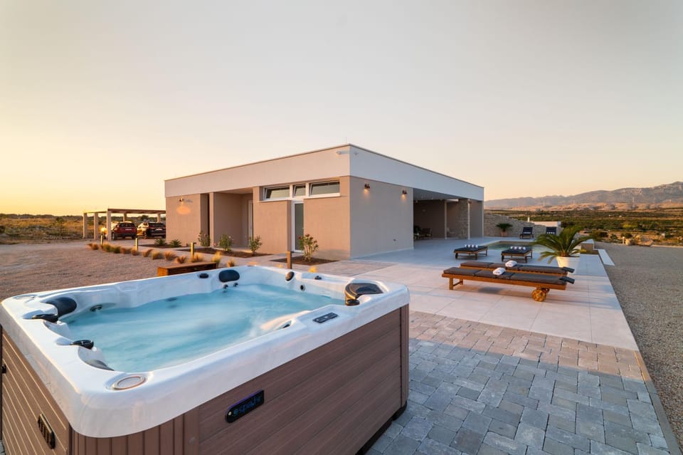 Day, Hot Tub, Mountain view, Swimming pool, sunbed