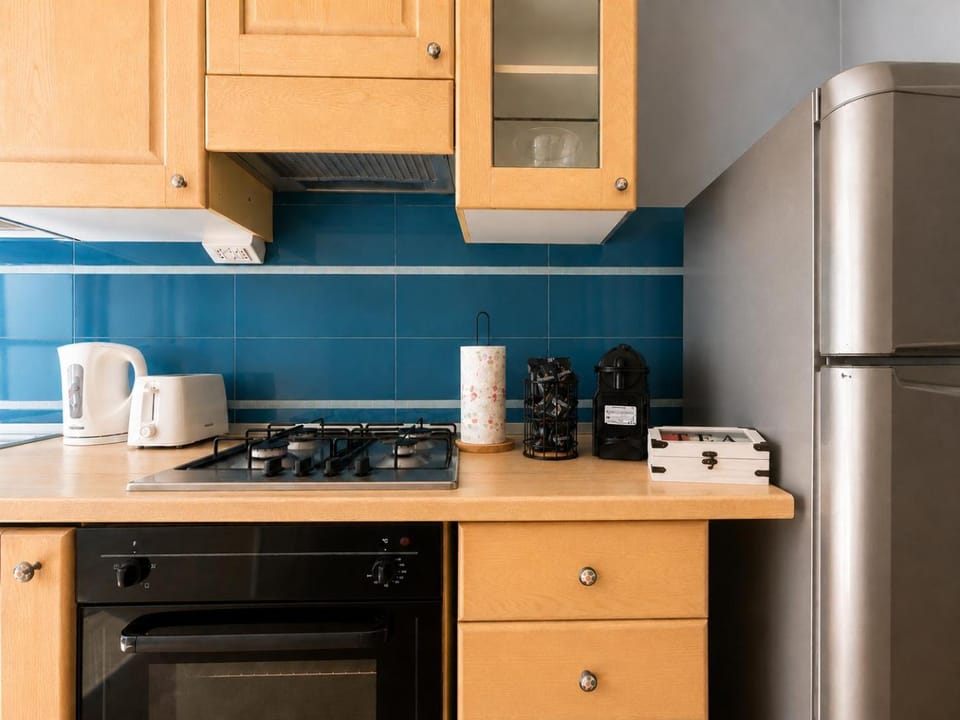 Coffee/tea facilities, Kitchen or kitchenette, oven, stove, toaster