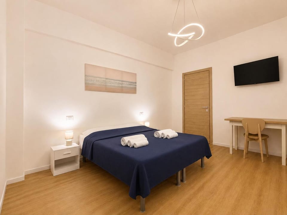 Bed, TV and multimedia, Photo of the whole room, Bedroom, towels