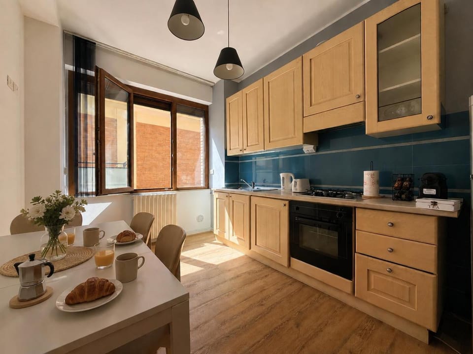 Coffee/tea facilities, Kitchen or kitchenette, Food and drinks, Dining area, stove, toaster, kitchen, kitchen