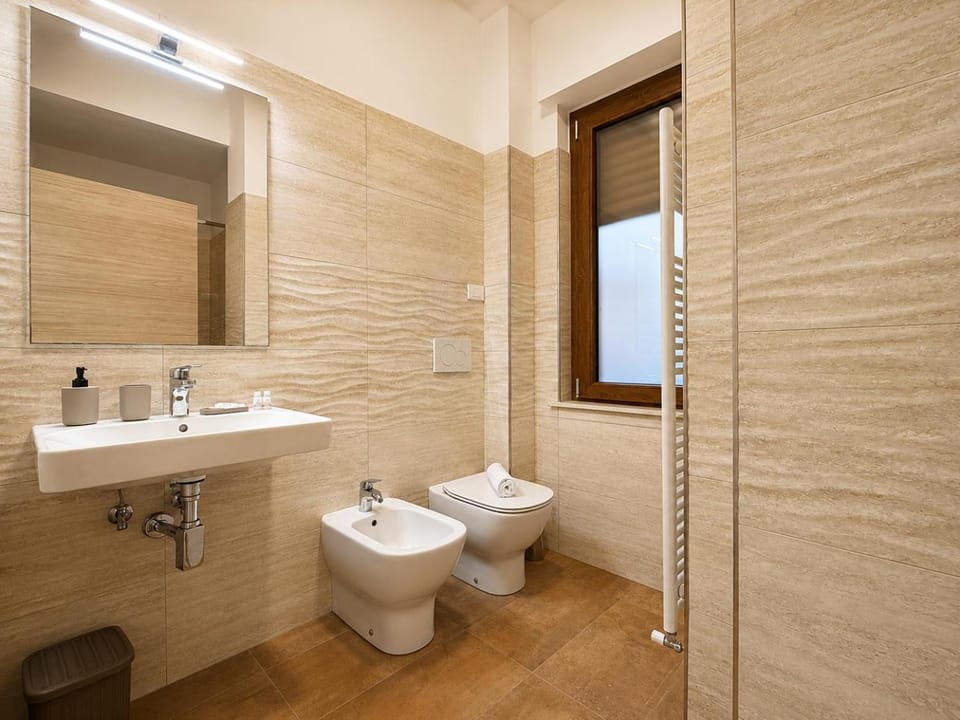 Shower, Toilet, Bathroom, bidet, towels
