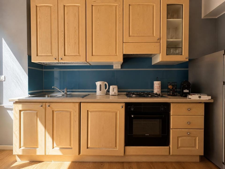Coffee/tea facilities, Kitchen or kitchenette, stove, kitchen, kitchen