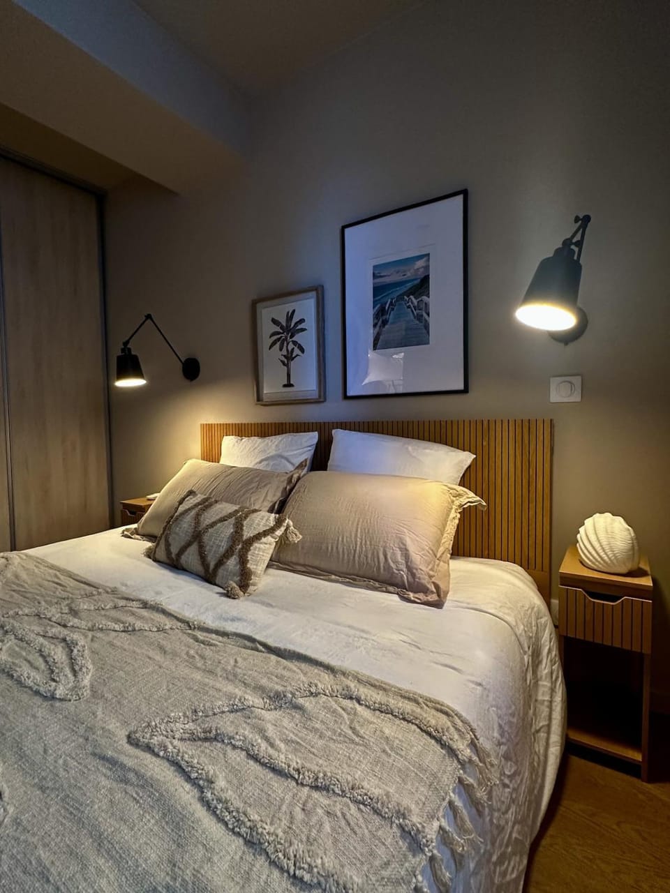 Bed, Photo of the whole room, Bedroom