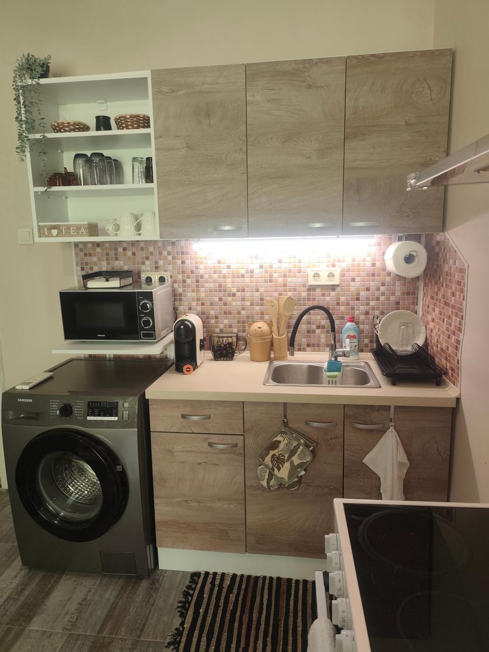 Kitchen or kitchenette, washing machine, dryer