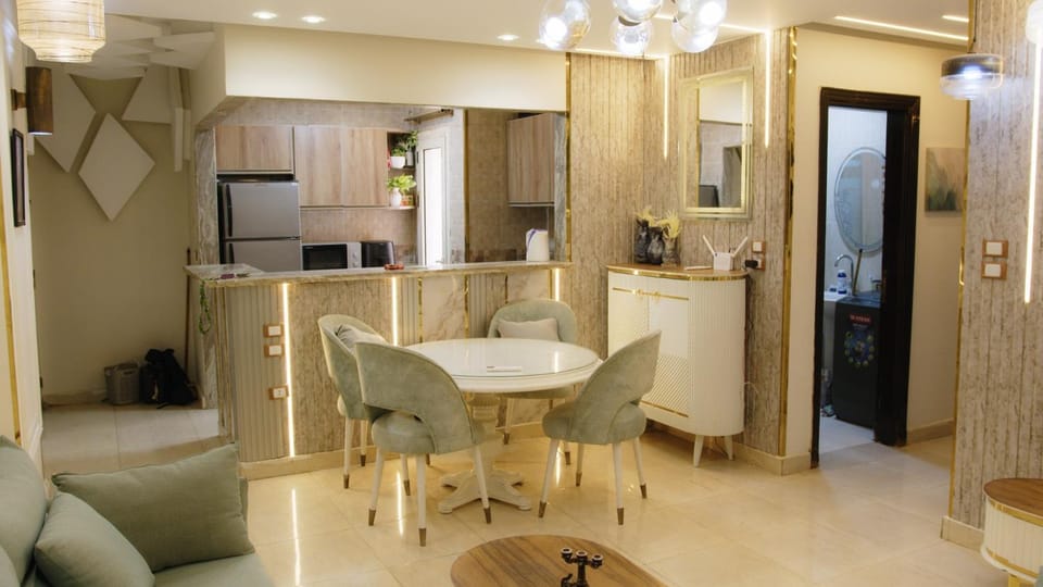 Kitchen or kitchenette, Living room, Seating area, Dining area, minibar, oven, pet friendly, stove