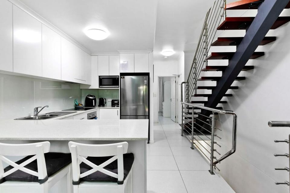 Kitchen or kitchenette, Dining area, dishwasher, oven, pet friendly, stove