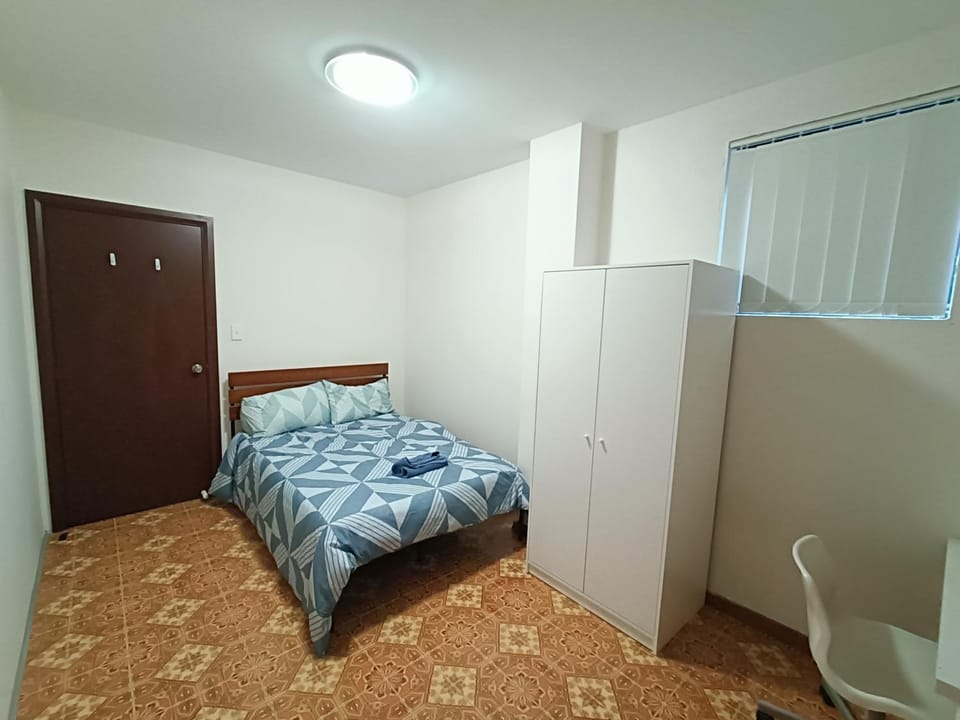 Comfortable Queen Room with Private Balcony - Train Station - CP12 Vacation rental in Sydney
