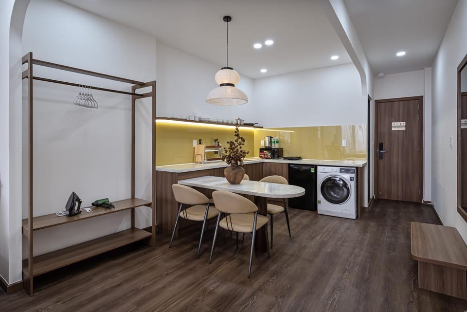 Kitchen or kitchenette, Dining area, washing machine, dryer