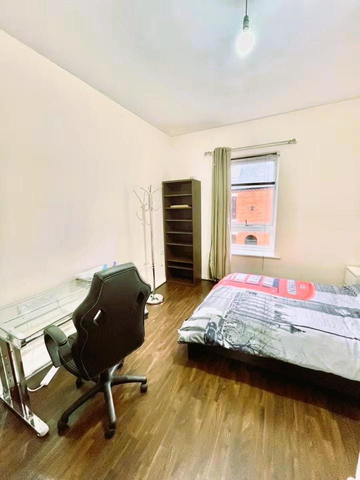 Bed, Seating area, Bedroom