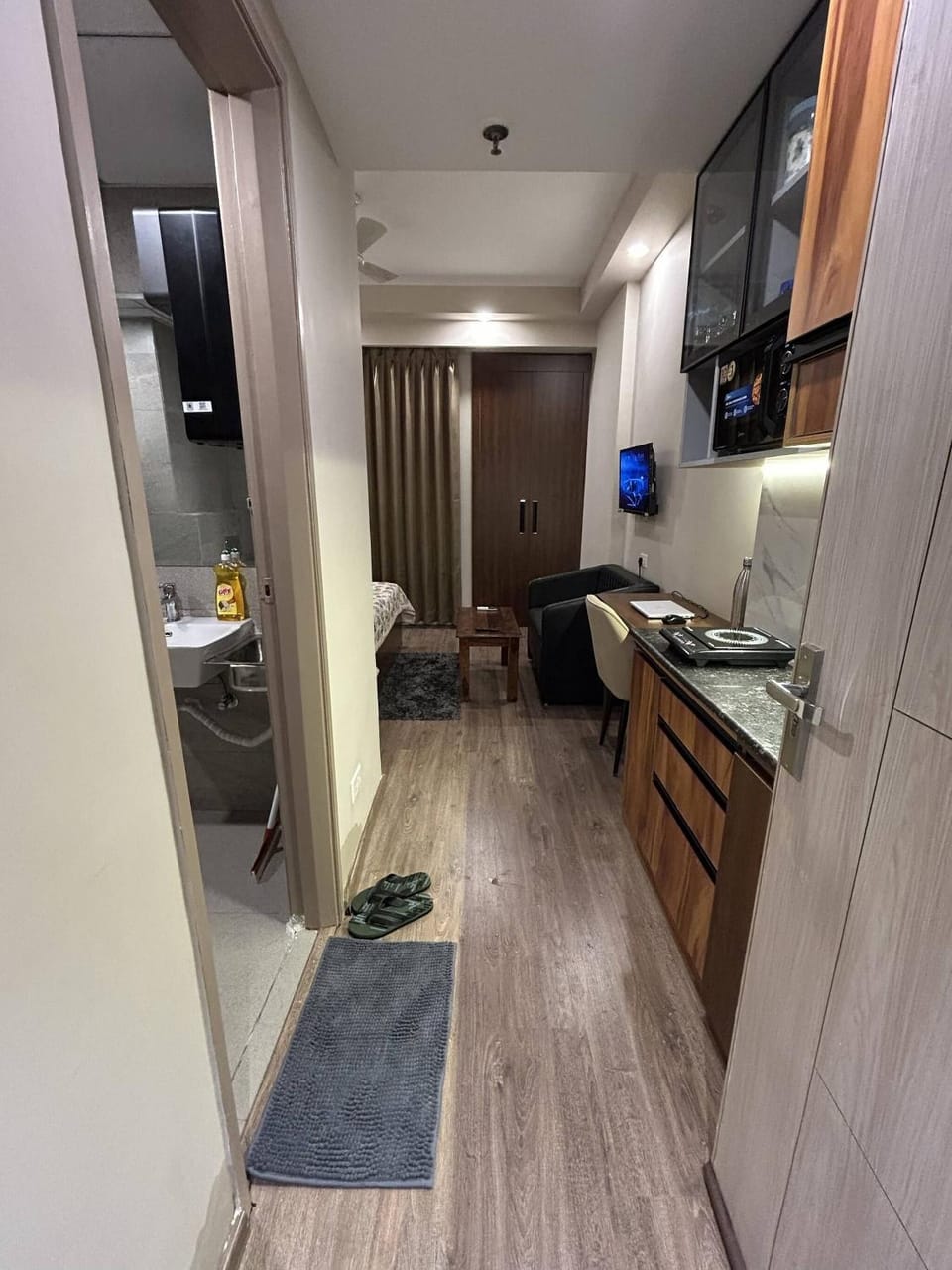 Luxury Stay for Solo Couple Triple Near Pari Chowk Expo Mart for up 4 guests Apartment in Uttar Pradesh